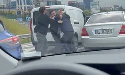 Ataşehir'de iki sürücü arasında çıkan kavga kamerada