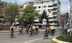 Atatürk'ün doğduğu evden alınan toprak, bisikletle Samsun'a götürülüyor