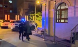 Avcılar'da dairenin mutfak camı atılan taşla kırıldı; şüpheli karşı komşu çıktı