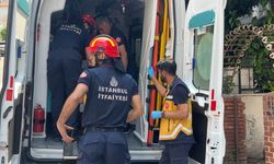 Avcılar'da evinde düşen 70 yaşındaki kadın sürünerek kapıya ulaştı, yardıma kızı ve ekipler koştu