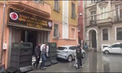 AVM'de alışveriş yapan kadının cep telefonunu çalan yankesiciler yakalandı