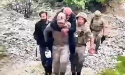 Ayağı burkulunca arazide mahsur kaldı, jandarma sırtında taşıyıp kurtardı