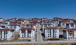 Bakan Kurum, depremzede ailenin bayram sevincini paylaştı