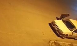 Balkonda otururken otomobiline giren hırsızı fark edip, yakaladı