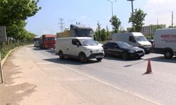 Başakşehir'de kaza tutanağı tutarken arkadan başka bir araç çarptı; sürücü otomobilde sıkıştı