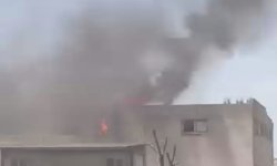 Bayrampaşa'da 3 katlı iş yerinin en üst katında yangın çıktı- 1