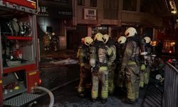 Bayrampaşa'da plastik malzeme satışı yapılan 5 katlı iş yerinde yangın