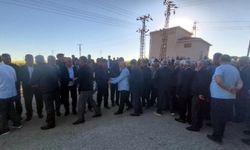 Beldede 90 yıllık bayramlaşma geleneği; metrelerce kuyruk oluştu
