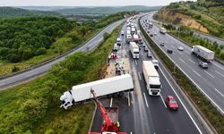 Beykoz'da 3 aracın karıştığı zincirleme kazada bariyerleri aşan TIR, yolun dışına çıktı