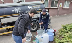 Beykoz'da 4 gündür su kesintisi yaşanan mahallede, bidonlarla kuyruğa girdiler