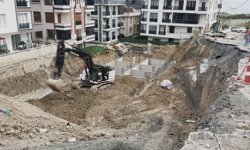 Beylikdüzü'nde inşaat çalışması sırasında yol çöktü; o anlar kamerada