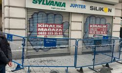 Beyoğlu'nda kaldırımda yürürken başına cam düştü; 7 dikiş atıldı