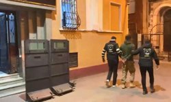 Beyoğlu'nda sandalyede asılı çantayı çalan şüpheli yakalandı