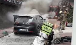 Beyoğlu'nda seyir halindeki otomobil alev alev yandı
