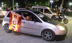 Burdur'da Galatasaraylılar şampiyonluğu meydanda kutladı