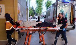 Bursa'da otomobil ile çarpışan motosiklet sürücüsü yaralandı; kaza kamerada