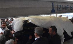Burun estetiği ameliyatı sonrası ölen Hatice, gelinlikle son yolculuğa uğurlandı