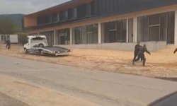 Çekici sürücüsü tartıştığı kişilerin üzerine önce aracını sürdü, ardından sopayla saldırdı