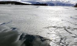 Çıldır Gölü'nün yüzeyindeki buzların çözülmesi dron kamerasında