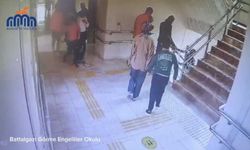 Depremde engelli öğrencilerin öğretmenleri tarafından tahliyesi kamerada