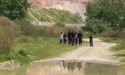 Dere kenarında mahsur kalan 5 çocuğu, itfaiyeciler sırtlarında taşıyıp kurtardı