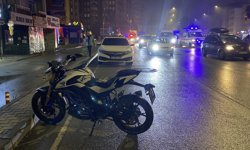 Devrilen motosikletteki 2 kişi yaralandı