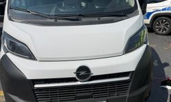 Dolmabahçe'de minibüsün çarptığı kadın trafik polisi ağır yaralandı; kaza kamerada