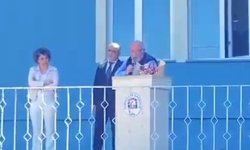 Emekliye ayrılan 43 yıllık öğretmen, öğrencilerine gözyaşlarıyla veda etti