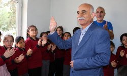 Emekliye ayrılan 47 yıllık öğretmeni 'Hatıran Yeter' şarkısıyla uğurladılar