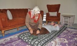 Engelli kızına 36 yıldır bebek gibi bakıyor