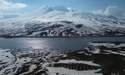 Erciyes'te kar erimeye başladı; kuruyan gölün etrafındaki karavan ve çadırlar su altında kaldı