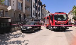 Evlerinde çıkan yangında mahsur kalan anne ile otizmli kızını komşuları kurtardı