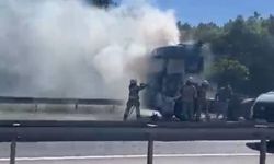 Eyüpsultan'da alev alev yanan TIR kullanılamaz hale geldi