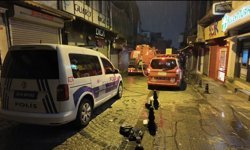 Fatih'te iş merkezinin çatısında çıkan yangın söndürüldü