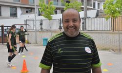 Gaziemir İmam Hatip Ortaokulu'nun kız futbol takımı beton zeminden namağlup şampiyonluğa uzandı / Ek fotoğraflar