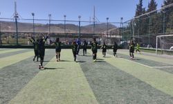 Gaziemir İmam Hatip Ortaokulu'nun kız futbol takımı beton zeminden namağlup şampiyonluğa uzandı