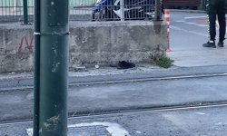 Gaziosmanpaşa'da yolun karşısına geçmek isteyen motosikletliye tramvay çarptı: kaza anı kamerada