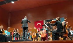 Gönderdiği Osmanlı müziği makaleleriyle Oxford Müzikoloji Bölümü'nden yüksek lisans için kabul aldı