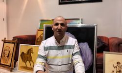 Güvenlik kulübesinden sanat galerisine; ilkokulda başlayan resim tutkusunu bin tablo ile 288 şiire döktü