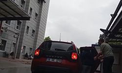 Hafif ticari aracın anne ve çocuğunu altına alıp, sürüklediği kaza kamerada (3)