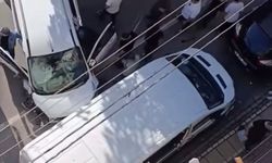 Hafif ticari aracın park halindeki 6 araca çarptığı kaza kamerada