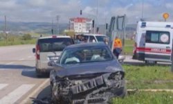 Hafif ticari araçla otomobilin çarpıştığı kaza kamerada