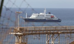 Hantavirüs vakalarının tespit edildiği yolcu gemisi, Tenerife kentine ulaştı