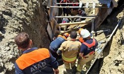 Hatay'da göçük altında kalan işçi yaralı kurtarıldı