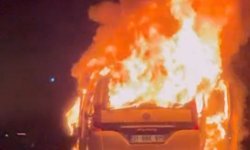 Hatay'da hafif ticari araç yanarak kullanılamaz hale geldi