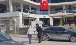 Hatay'da polisin, yolun karşısına geçmekte zorlanan kişiye yardım ettiği anlar kamerada