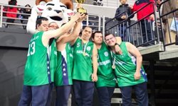 Hayatın Artı Biri Spor Kulübü kupasını aldı