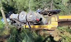 Heyelandan ulaşıma kapanan yolu açan iş makinesi uçuruma devrildi: 1 yaralı