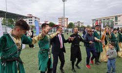 Iğdır Valisi Taşolar, gençlerle Kafkas oyunu oynadı, halay çekti