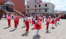 İlkokul öğrencileri, ertelenen 23 Nisan'ı gösterilerle kutladı